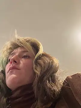 Snapshot of 2brokegirlz chatting on September 9, 9:13 pm 2brokegirlz online show from September 9, 9:13 pm