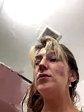 Snapshot of 2brokegirlz chatting on September 10, 6:18 pm 2brokegirlz online show from September 10, 6:18 pm