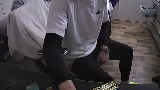 Muffdiver718 online show from March 18, 11:22 am