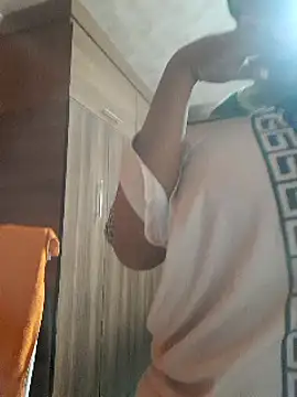 Snapshot of Roundmellonsxxx chatting on March 11, 11:55 am Roundmellonsxxx online show from March 11, 11:55 am