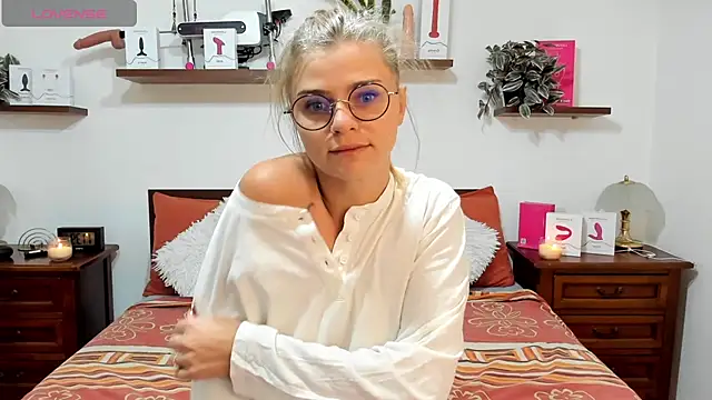 Snapshot of HaleyReedme chatting on October 5, 9:44 am HaleyReedme online show from October 5, 9:44 am