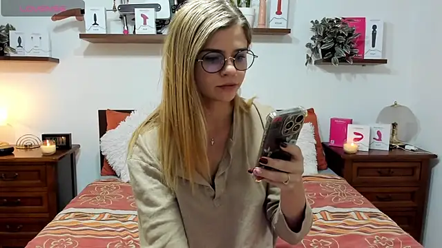 Snapshot of HaleyReedme chatting on October 4, 9:11 am HaleyReedme online show from October 4, 9:11 am