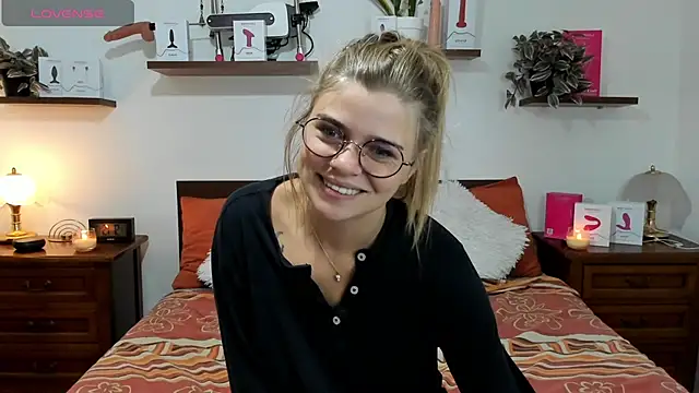 Snapshot of HaleyReedme chatting on October 6, 7:20 am HaleyReedme online show from October 6, 7:20 am