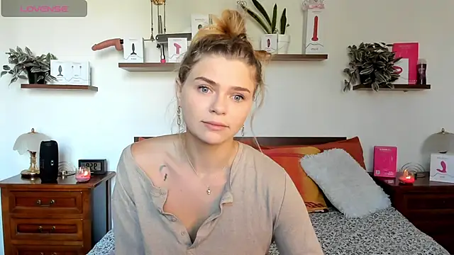 Snapshot of HaleyReedme chatting on October 21, 8:03 am HaleyReedme online show from October 21, 8:03 am