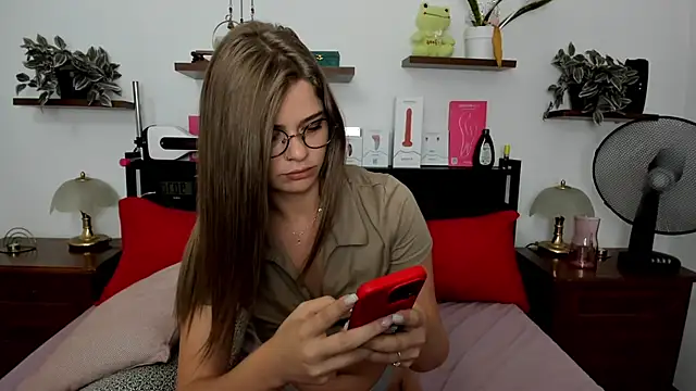 Snapshot of HaleyReedme chatting on July 17, 7:16 am HaleyReedme online show from July 17, 7:16 am