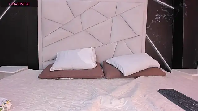 JulietSofia online show from April 14, 8:14 pm