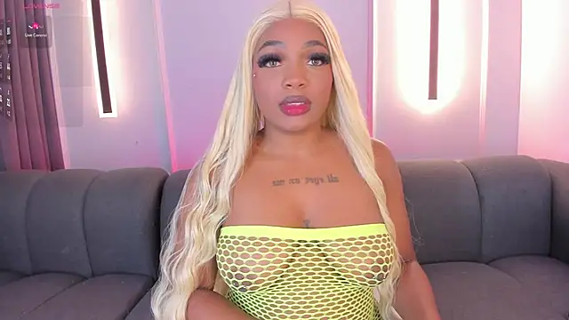 Snapshot of karol_white_ chatting on October 23, 4:11 am karol white online show from October 23, 4:11 am