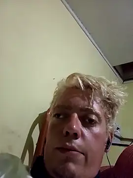 Snapshot of andredomal chatting on March 4, 12:40 am andredomal online show from March 4, 12:40 am