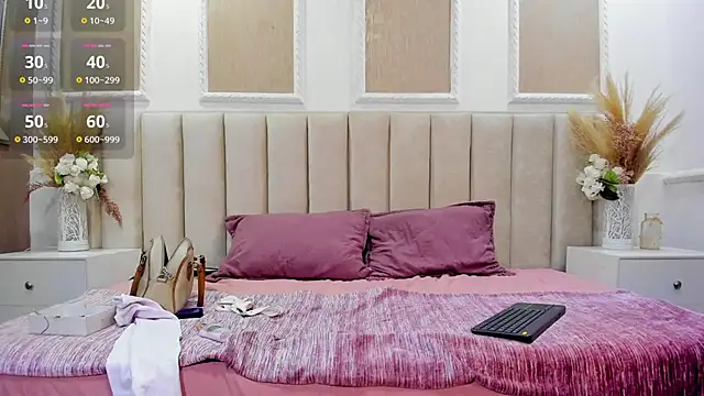 Snapshot of laura_latinhot1 chatting on October 15, 10:18 pm laura latinhot1 online show from October 15, 10:18 pm