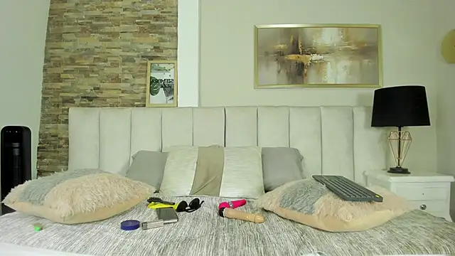 laura latinhot1 online show from December 19, 9:06 pm