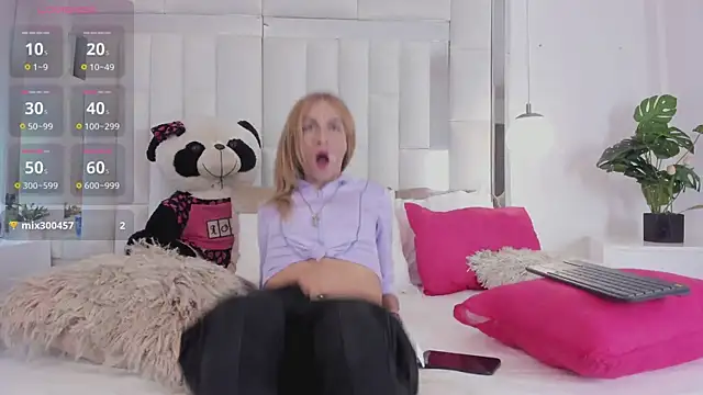 laura latinhot1 online show from April 17, 8:55 pm