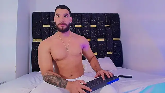 Snapshot of chris_blake__ chatting on November 24, 6:08 pm chris blake online show from November 24, 6:08 pm