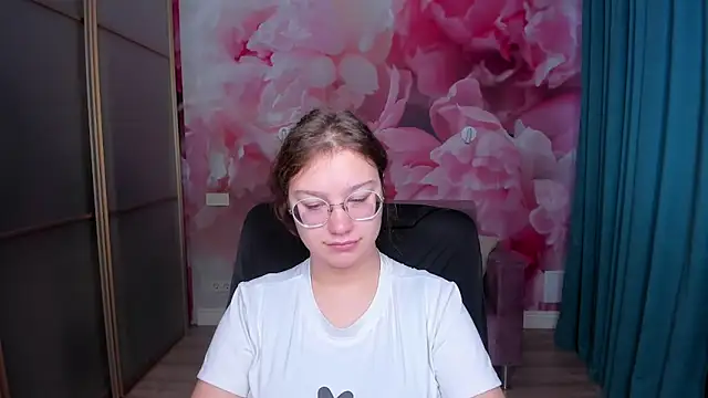 AngelinaLow online show from November 9, 6:28 am