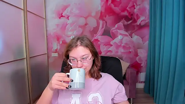 AngelinaLow online show from November 6, 12:31 pm