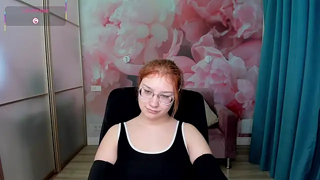 AngelinaLow online show from December 4, 12:37 pm