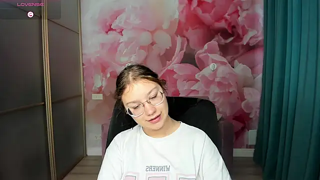 AngelinaLow online show from October 27, 12:28 pm