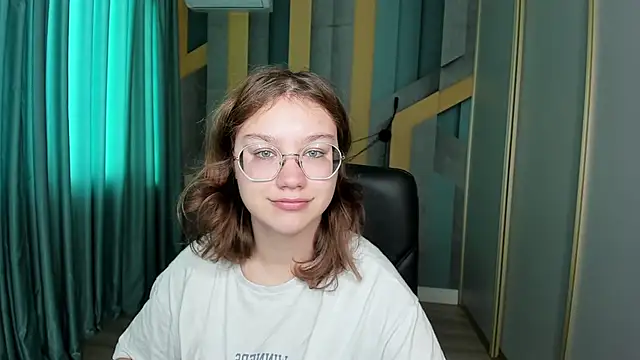 AngelinaLow online show from October 30, 12:25 pm