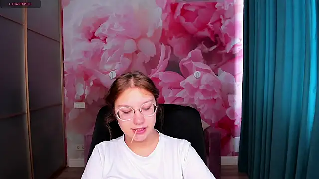 AngelinaLow online show from September 28, 11:28 am