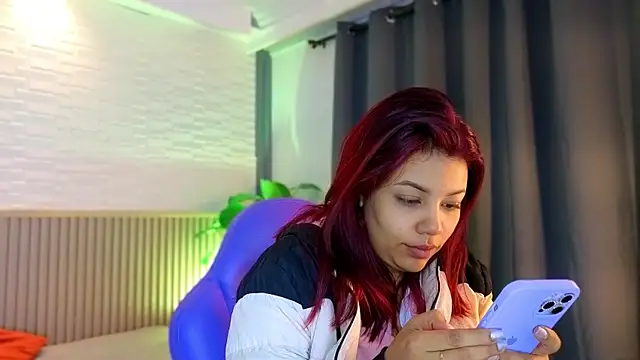 Snapshot of TiffanyWalk chatting on January 6, 12:31 pm TiffanyWalk online show from January 6, 12:31 pm