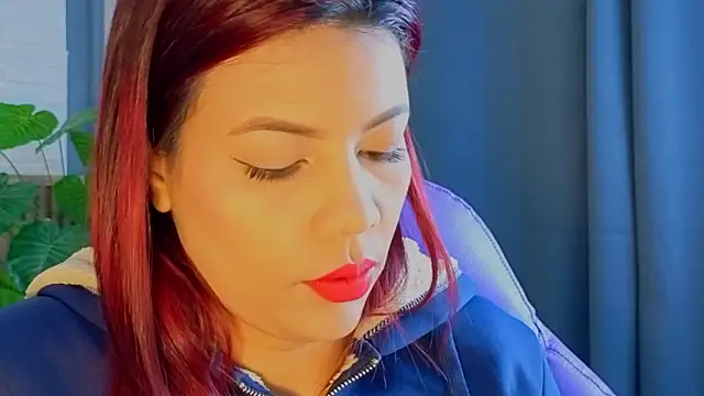 Snapshot of TiffanyWalk chatting on February 25, 12:38 pm TiffanyWalk online show from February 25, 12:38 pm