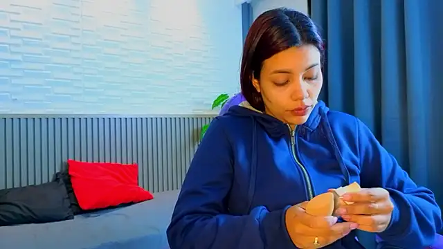 TiffanyWalk online show from March 20, 12:39 pm