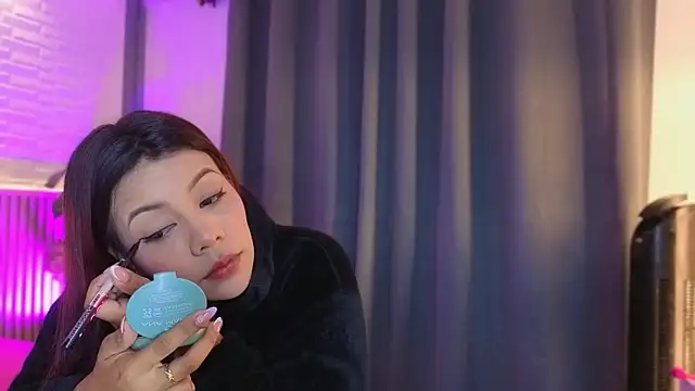 Snapshot of TiffanyWalk chatting on December 15, 10:43 am TiffanyWalk online show from December 15, 10:43 am