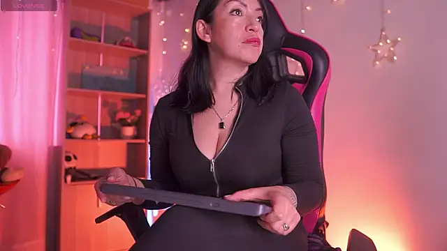 Madison Mayer online show from March 10, 1:04 pm