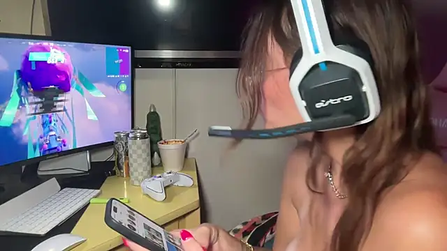 Snapshot of SpaceCowWhore chatting on September 29, 1:12 am SpaceCowWhore online show from September 29, 1:12 am