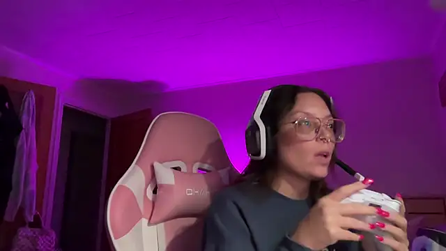 Snapshot of SpaceCowWhore chatting on September 21, 12:49 am SpaceCowWhore online show from September 21, 12:49 am