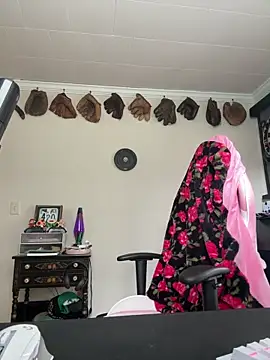 SpaceCowWhore online show from April 18, 2:52 pm