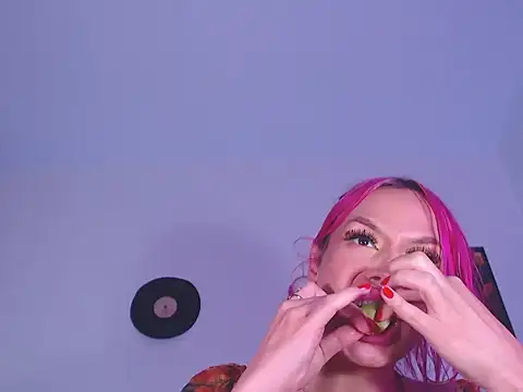 Snapshot of Cici_JuicyBig chatting on July 22, 12:18 pm Cici JuicyBig online show from July 22, 12:18 pm