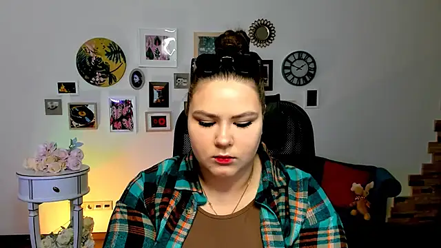 Snapshot of FlorenceAnderson chatting on March 22, 9:45 am FlorenceAnderson online show from March 22, 9:45 am