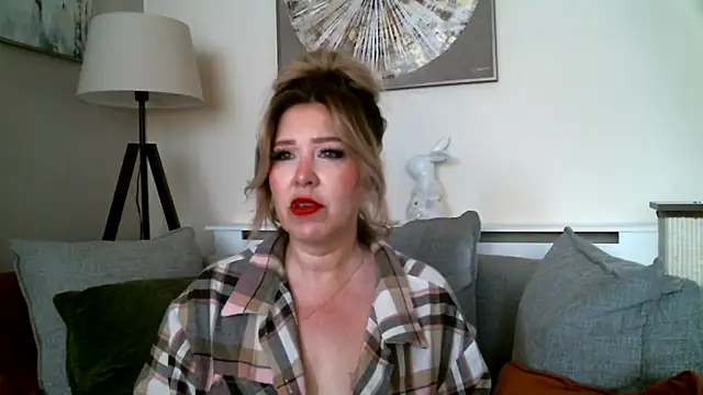 MissHoneyPenny online show from May 13, 9:27 am