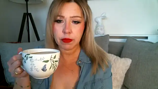 MissHoneyPenny online show from April 24, 9:44 am