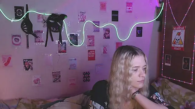 Snapshot of Your_Horny_Friends chatting on October 14, 2:39 pm Your Horny Friends online show from October 14, 2:39 pm