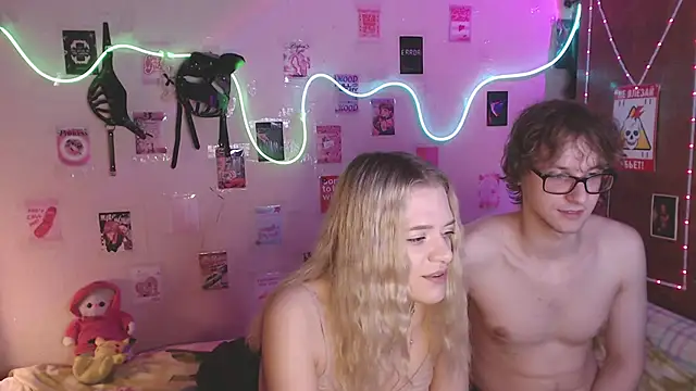 Snapshot of Your_Horny_Friends chatting on October 15, 2:47 pm Your Horny Friends online show from October 15, 2:47 pm