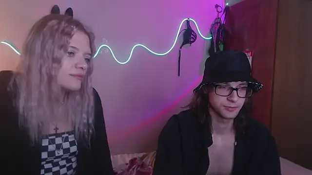 Snapshot of Your_Horny_Friends chatting on March 18, 12:19 am Your Horny Friends online show from March 18, 12:19 am