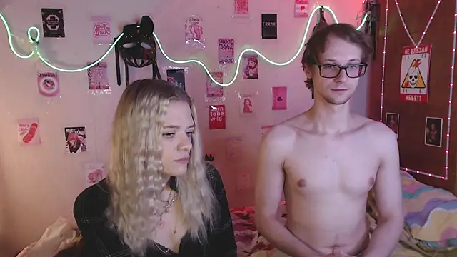 Snapshot of Your_Horny_Friends chatting on September 23, 1:40 pm Your Horny Friends online show from September 23, 1:40 pm