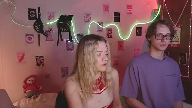 Snapshot of Your_Horny_Friends chatting on October 28, 5:23 pm Your Horny Friends online show from October 28, 5:23 pm