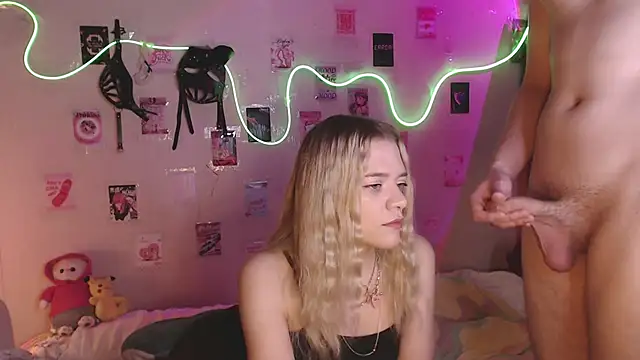 Snapshot of Your_Horny_Friends chatting on October 30, 11:41 am Your Horny Friends online show from October 30, 11:41 am