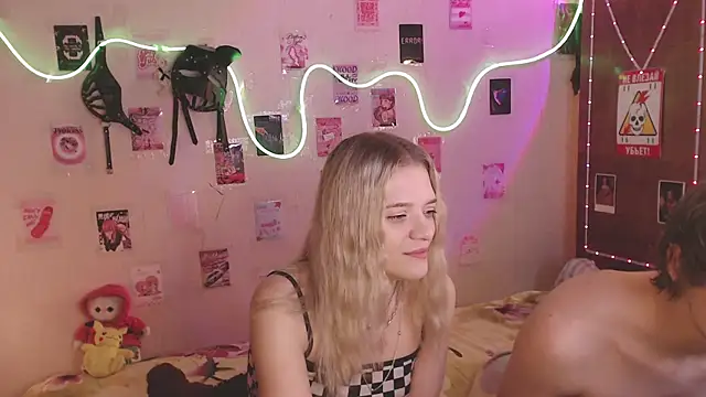 Snapshot of Your_Horny_Friends chatting on October 17, 1:24 pm Your Horny Friends online show from October 17, 1:24 pm