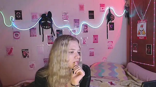 Snapshot of Your_Horny_Friends chatting on September 9, 8:46 am Your Horny Friends online show from September 9, 8:46 am