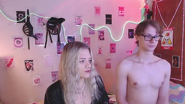 Snapshot of Your_Horny_Friends chatting on September 30, 12:00 pm Your Horny Friends online show from September 30, 12:00 pm