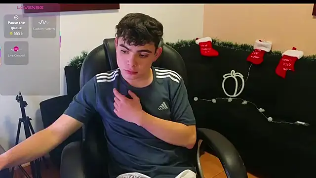 lukeboyce33 online show from November 12, 1:32 am