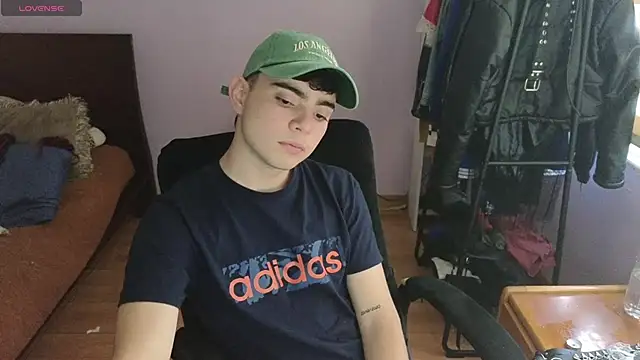 lukeboyce33 online show from May 19, 10:06 pm