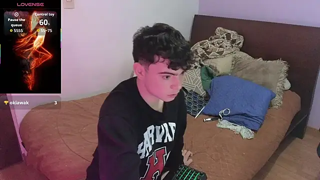 lukeboyce33 online show from May 19, 1:56 am