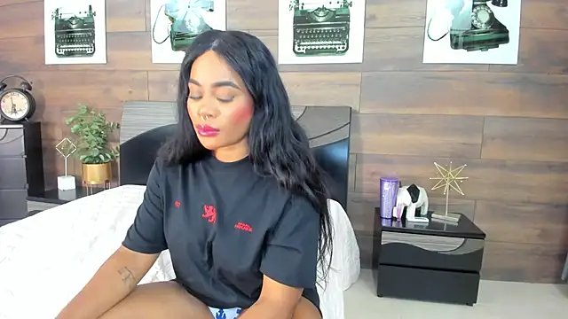 Snapshot of SammyDesire_10 chatting on June 13, 7:23 pm SammyDesire 10 online show from June 13, 7:23 pm