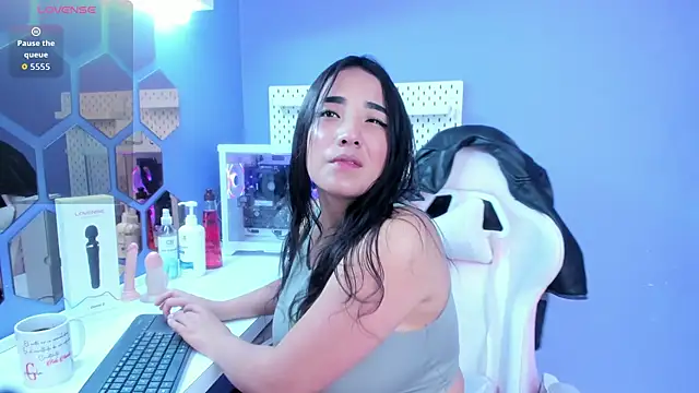 Alice 26  online show from December 3, 1:54 pm