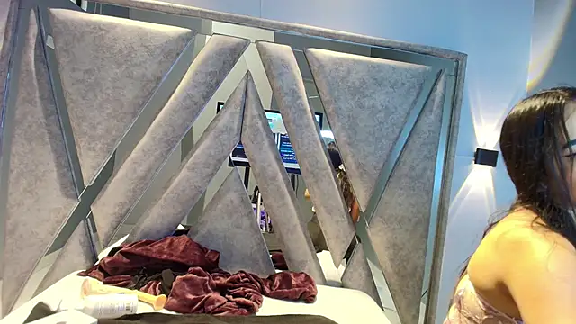 Alice 26  online show from December 4, 1:54 pm