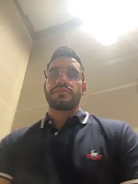 Snapshot of Leon__Hart_ chatting on May 25, 3:33 pm Leon Hart online show from May 25, 3:33 pm